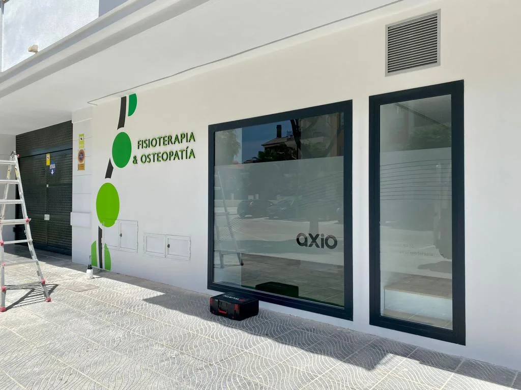 Logotec Interiorismo Comercial Axio